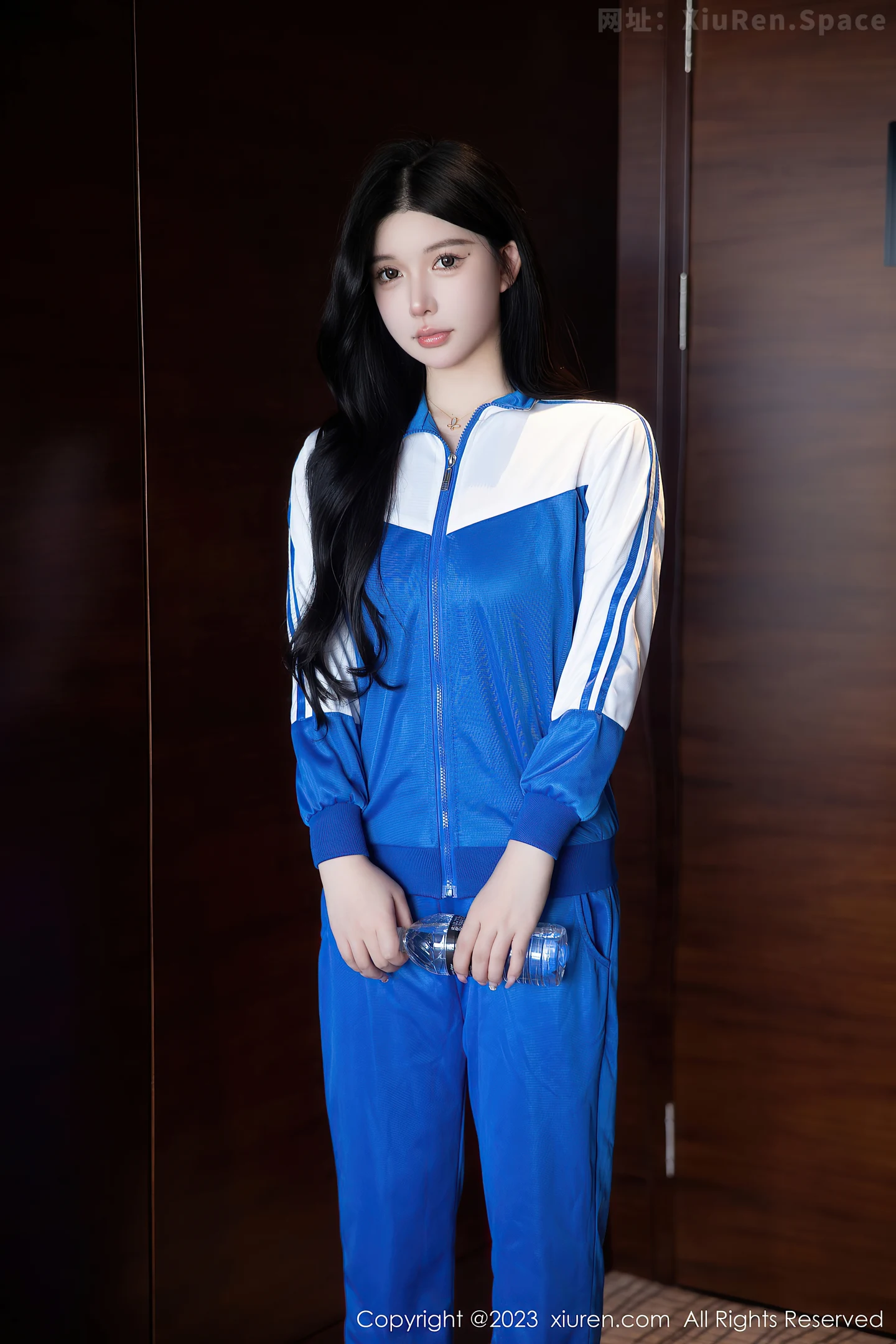 图片[3]-[XiuRen秀人网]2023.04.28 VOL.6660 林珊珊 蓝白校服与黑色情趣镂空内衣加黑丝美腿性感私房写真集-秀人网官方网站